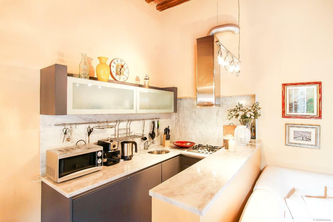 Apartment Guinigi With Private Courtyard ลุคคา ภายนอก รูปภาพ