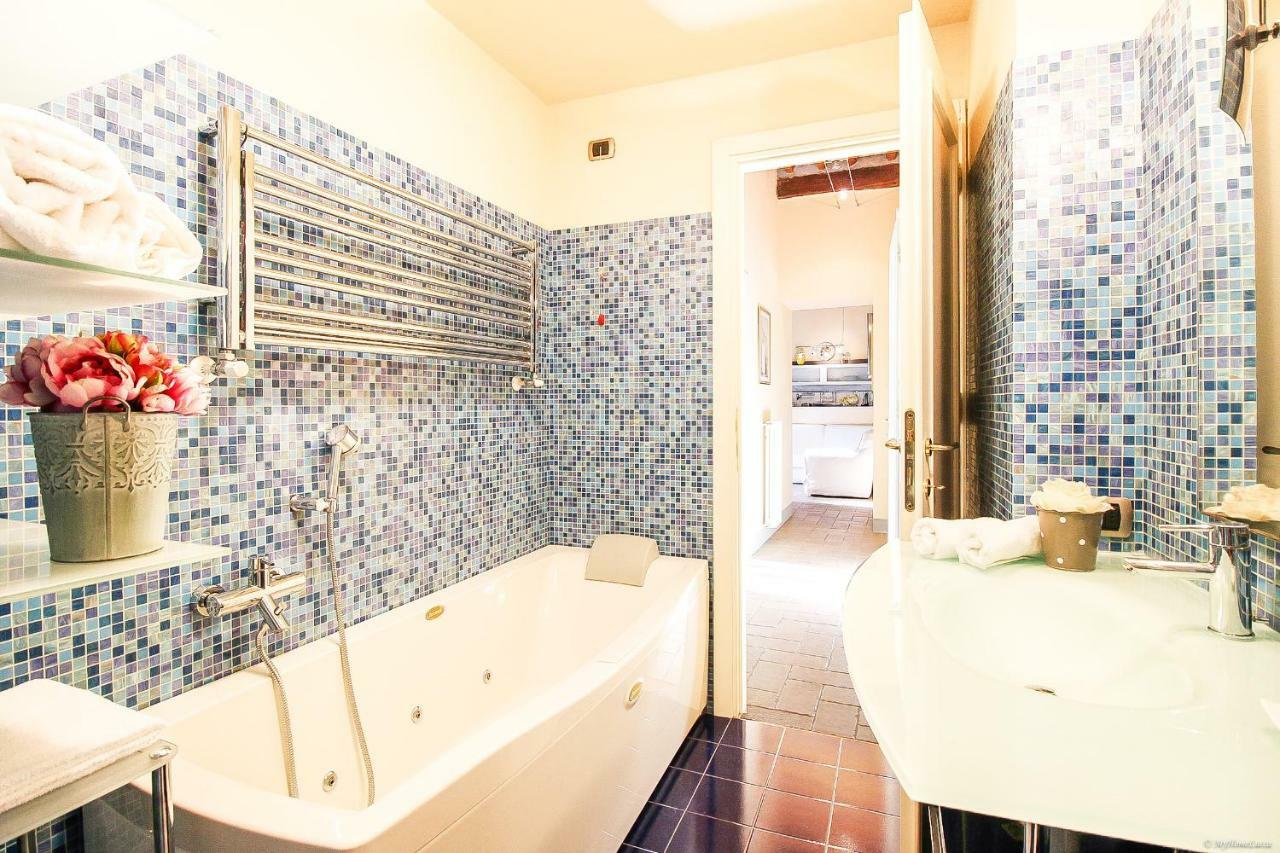 Apartment Guinigi With Private Courtyard ลุคคา ภายนอก รูปภาพ