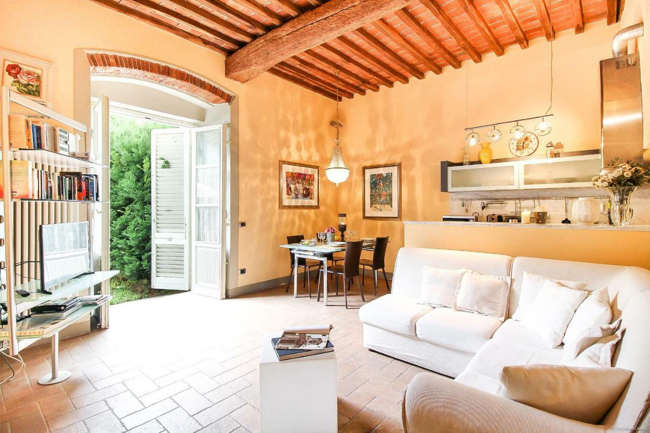 Apartment Guinigi With Private Courtyard ลุคคา ภายนอก รูปภาพ